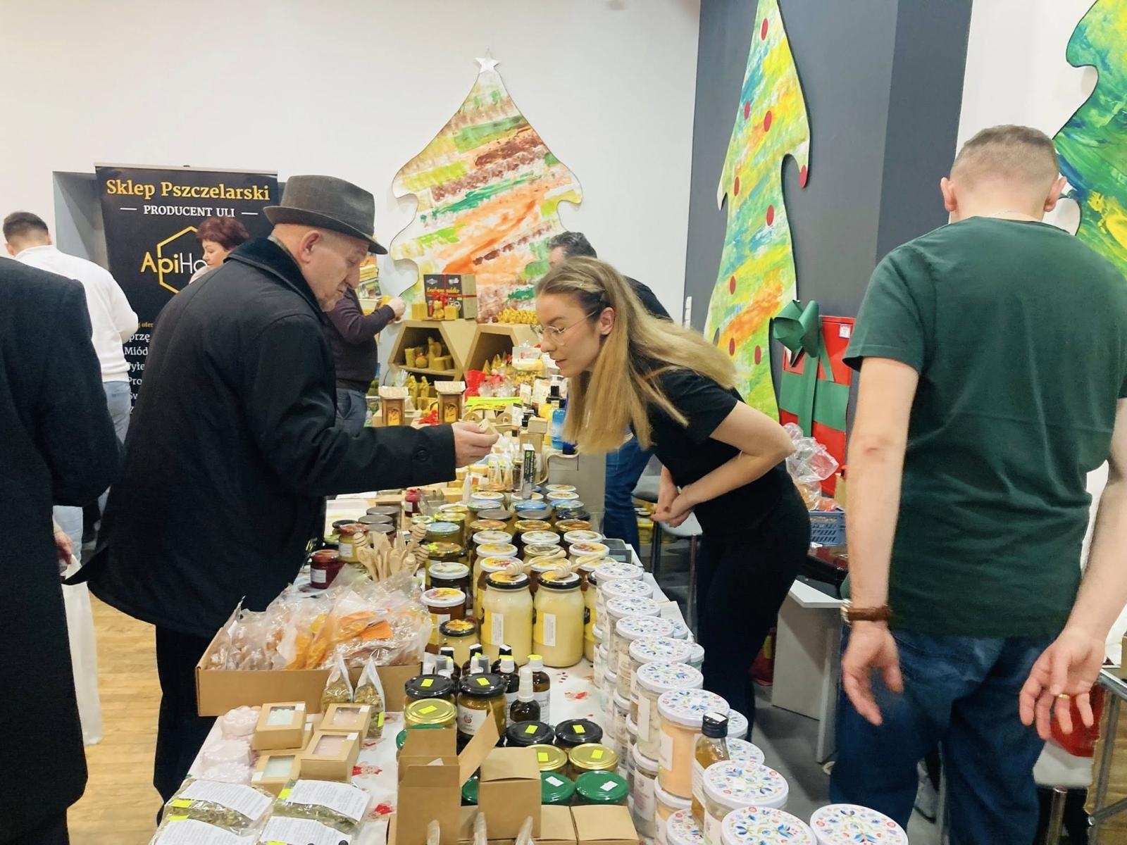 Zdjęcie w galerii na portalu naszwodzislaw.com: Miód, świece i atrakcje. Jarmark Pszczeli w Gorzycach za nami  wiadomości z regionu