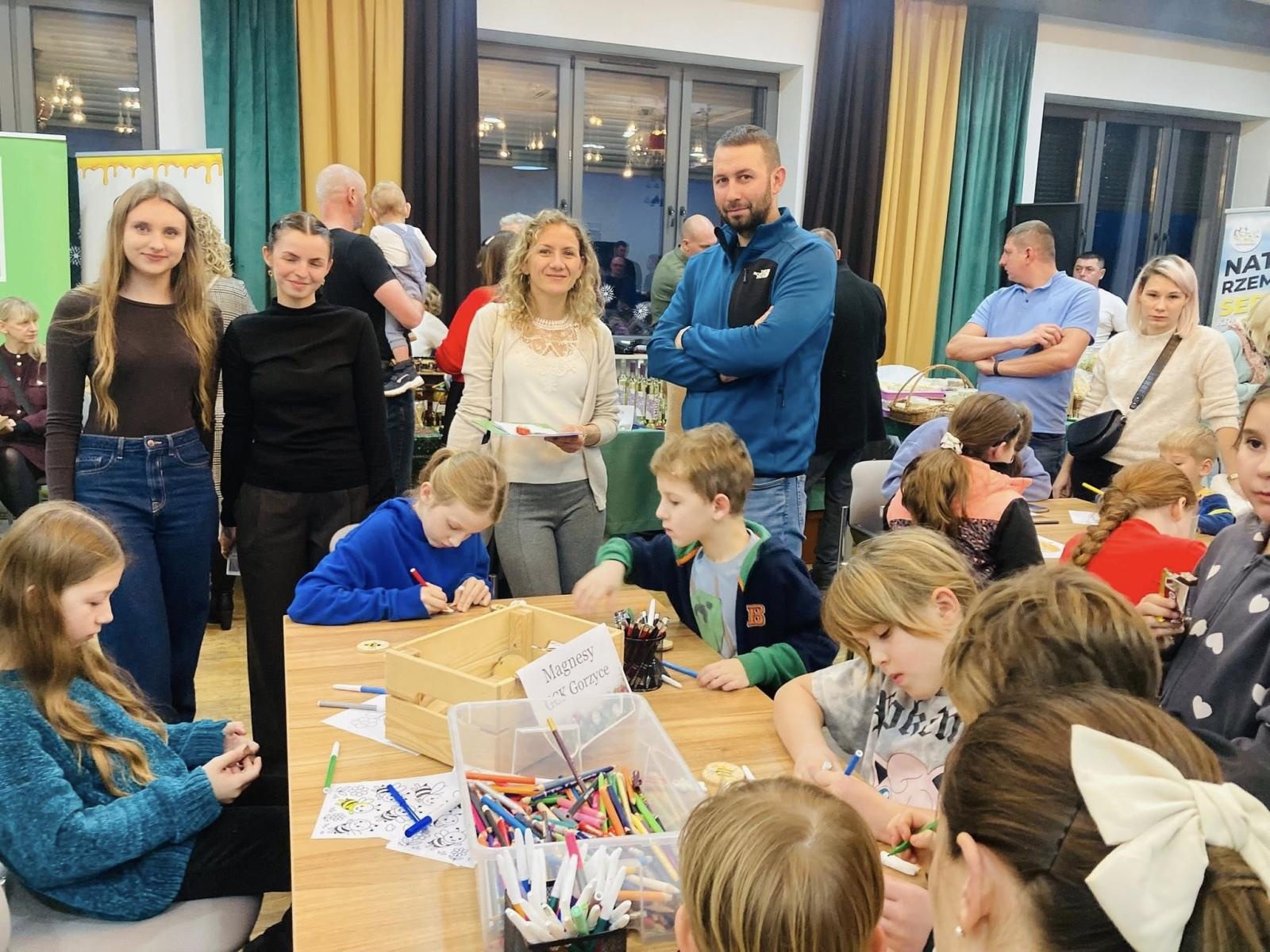 Zdjęcie w galerii na portalu naszwodzislaw.com: Miód, świece i atrakcje. Jarmark Pszczeli w Gorzycach za nami  wiadomości z regionu