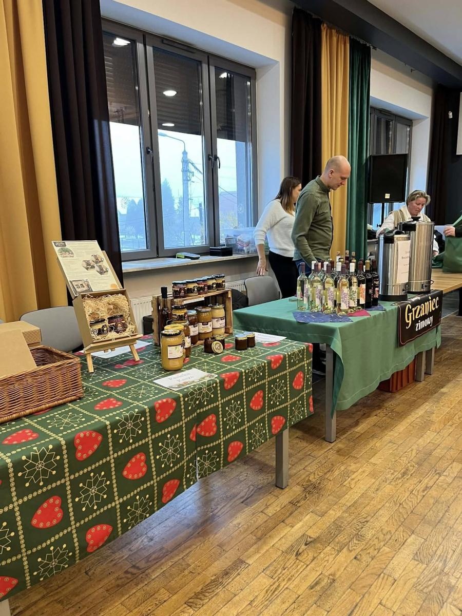 Zdjęcie w galerii na portalu naszwodzislaw.com: Miód, świece i atrakcje. Jarmark Pszczeli w Gorzycach za nami  wiadomości z regionu