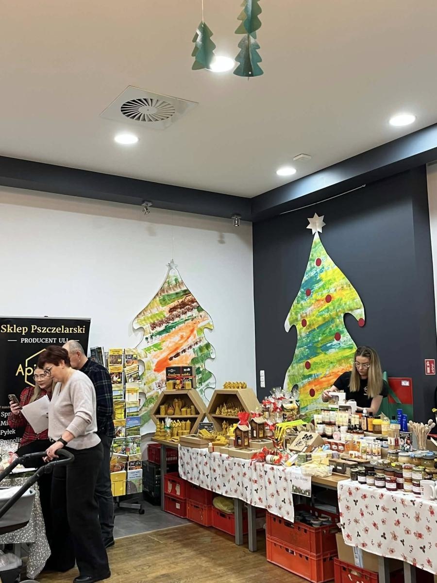 Zdjęcie w galerii na portalu naszwodzislaw.com: Miód, świece i atrakcje. Jarmark Pszczeli w Gorzycach za nami  wiadomości z regionu