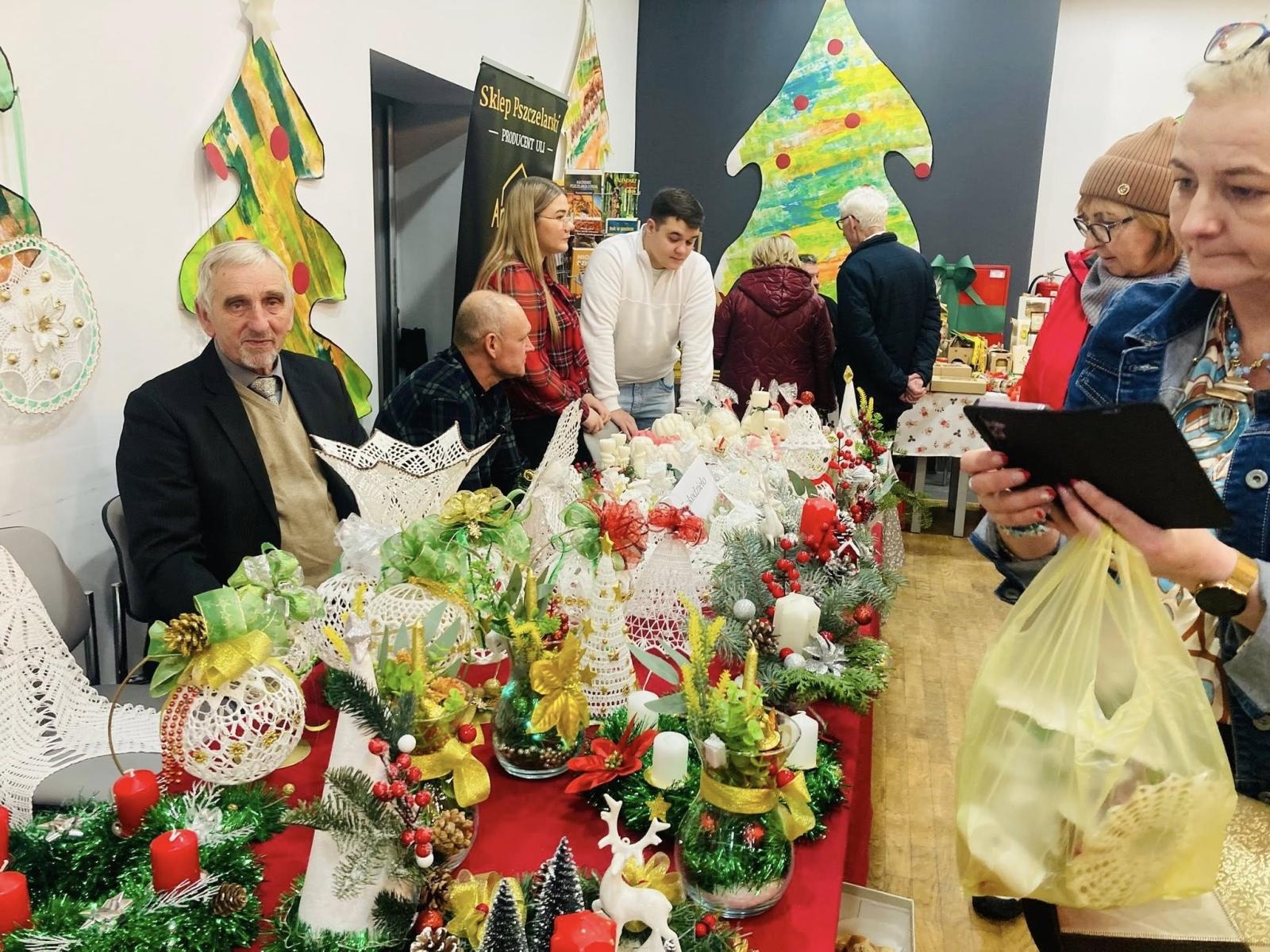 Zdjęcie w galerii na portalu naszwodzislaw.com: Miód, świece i atrakcje. Jarmark Pszczeli w Gorzycach za nami  wiadomości z regionu