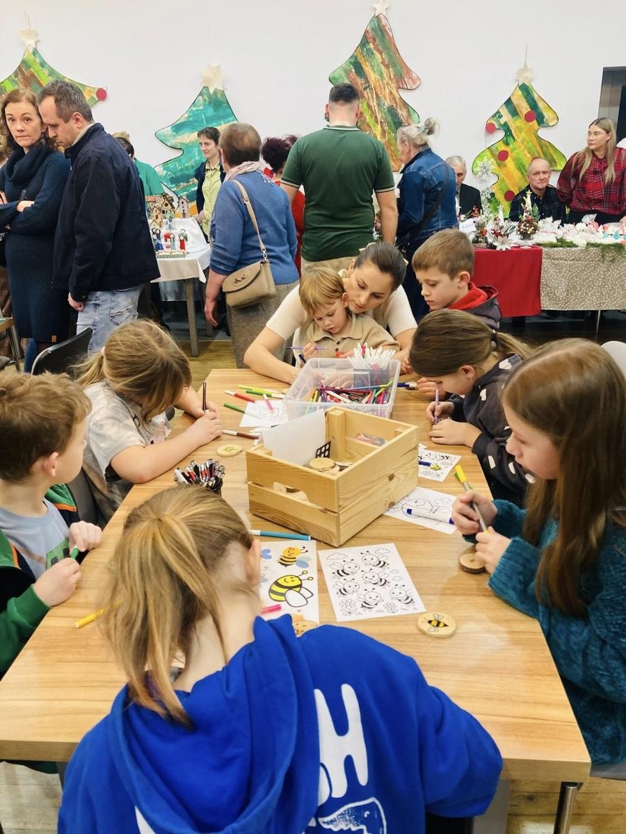 Zdjęcie w galerii na portalu naszwodzislaw.com: Miód, świece i atrakcje. Jarmark Pszczeli w Gorzycach za nami  wiadomości z regionu