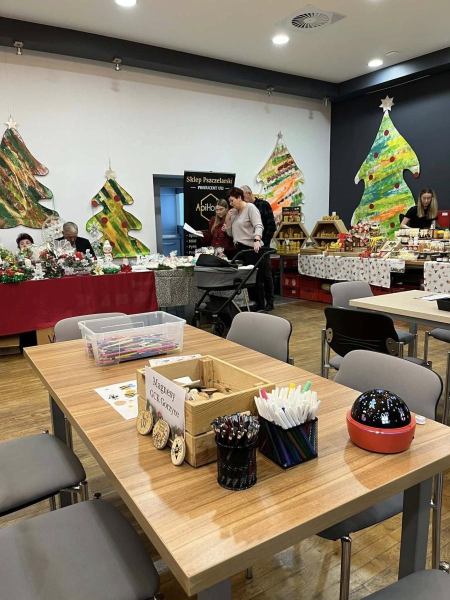 Zdjęcie w galerii na portalu naszwodzislaw.com: Miód, świece i atrakcje. Jarmark Pszczeli w Gorzycach za nami  wiadomości z regionu