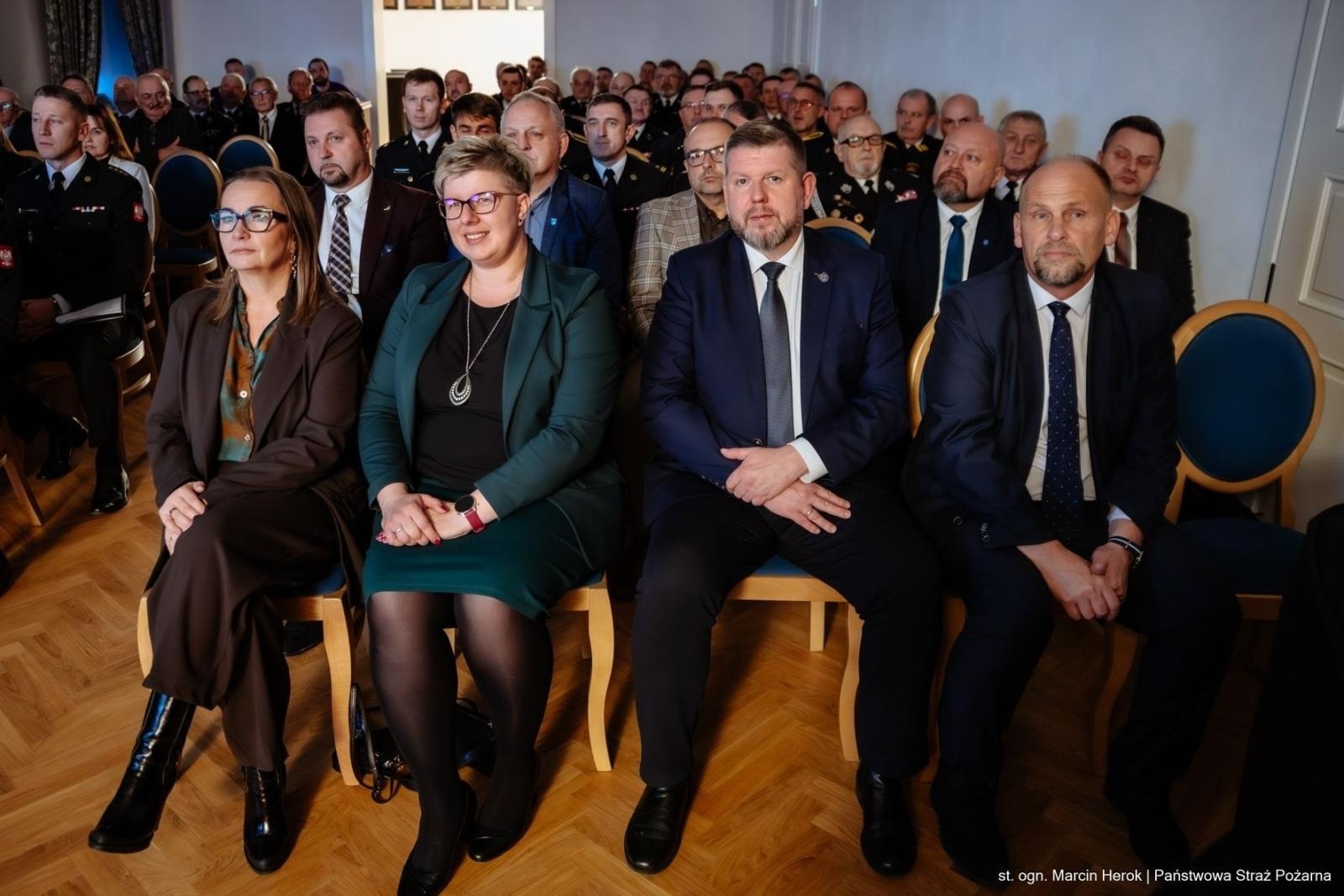 Zdjęcie w galerii na portalu naszwodzislaw.com: Trzydziestolecie Krajowego Systemu Ratowniczo-Gaśniczego w Powiecie Wodzisławskim. Uroczyste obchody i podsumowanie dorobku wiadomości z regionu