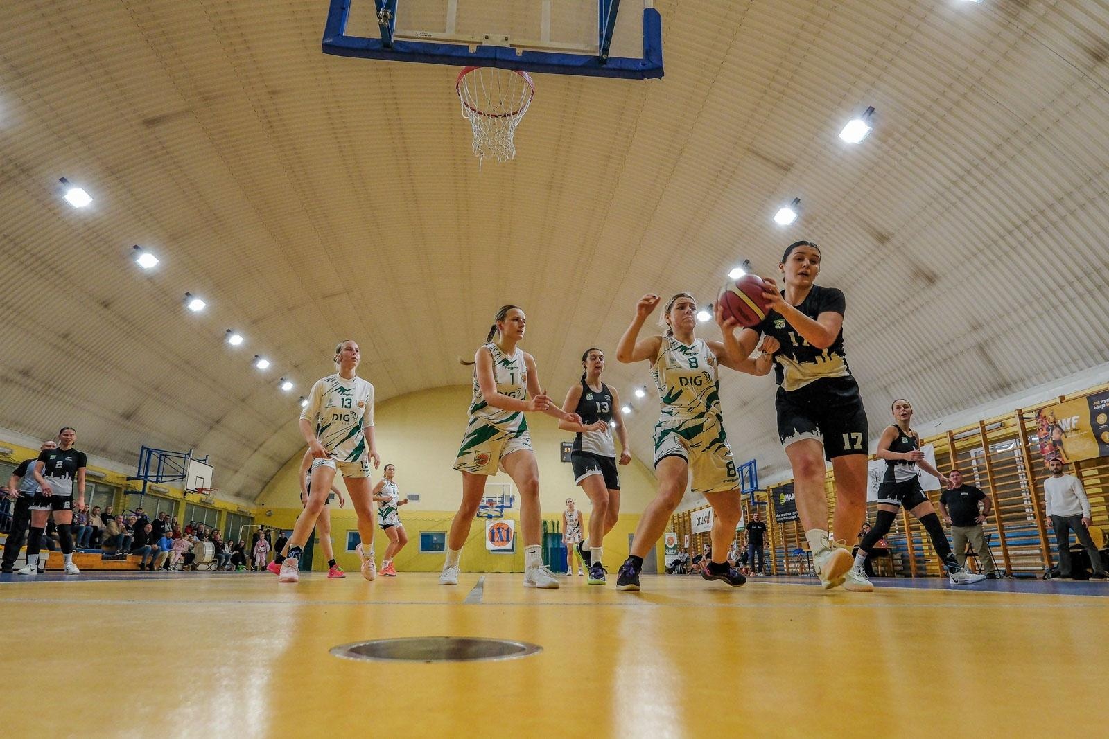 Zdjęcie w galerii na portalu naszwodzislaw.com: Koszykarki ŻKK Olimpia stawiły czoła liderowi tabeli.Zapowiedź postępu mimo porażki [FOTO] wiadomości z regionu