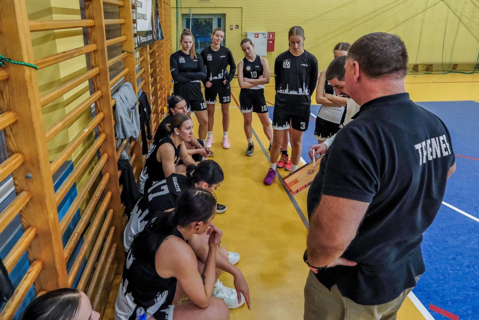 Zdjęcie w galerii na portalu naszwodzislaw.com: Koszykarki ŻKK Olimpia stawiły czoła liderowi tabeli.Zapowiedź postępu mimo porażki [FOTO] wiadomości z regionu