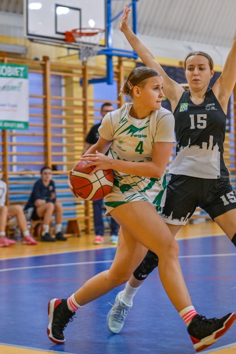 Zdjęcie w galerii na portalu naszwodzislaw.com: Koszykarki ŻKK Olimpia stawiły czoła liderowi tabeli.Zapowiedź postępu mimo porażki [FOTO] wiadomości z regionu