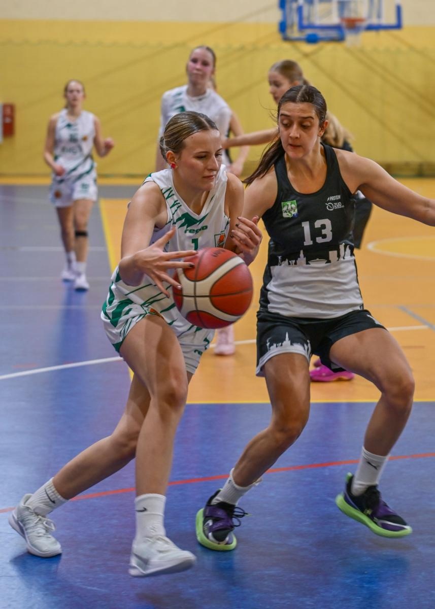 Zdjęcie w galerii na portalu naszwodzislaw.com: Koszykarki ŻKK Olimpia stawiły czoła liderowi tabeli.Zapowiedź postępu mimo porażki [FOTO] wiadomości z regionu