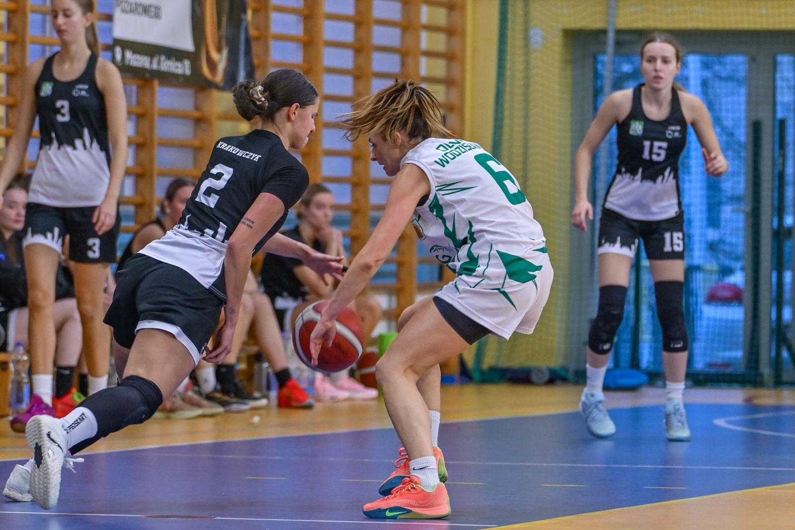 Zdjęcie w galerii na portalu naszwodzislaw.com: Koszykarki ŻKK Olimpia stawiły czoła liderowi tabeli.Zapowiedź postępu mimo porażki [FOTO] wiadomości z regionu