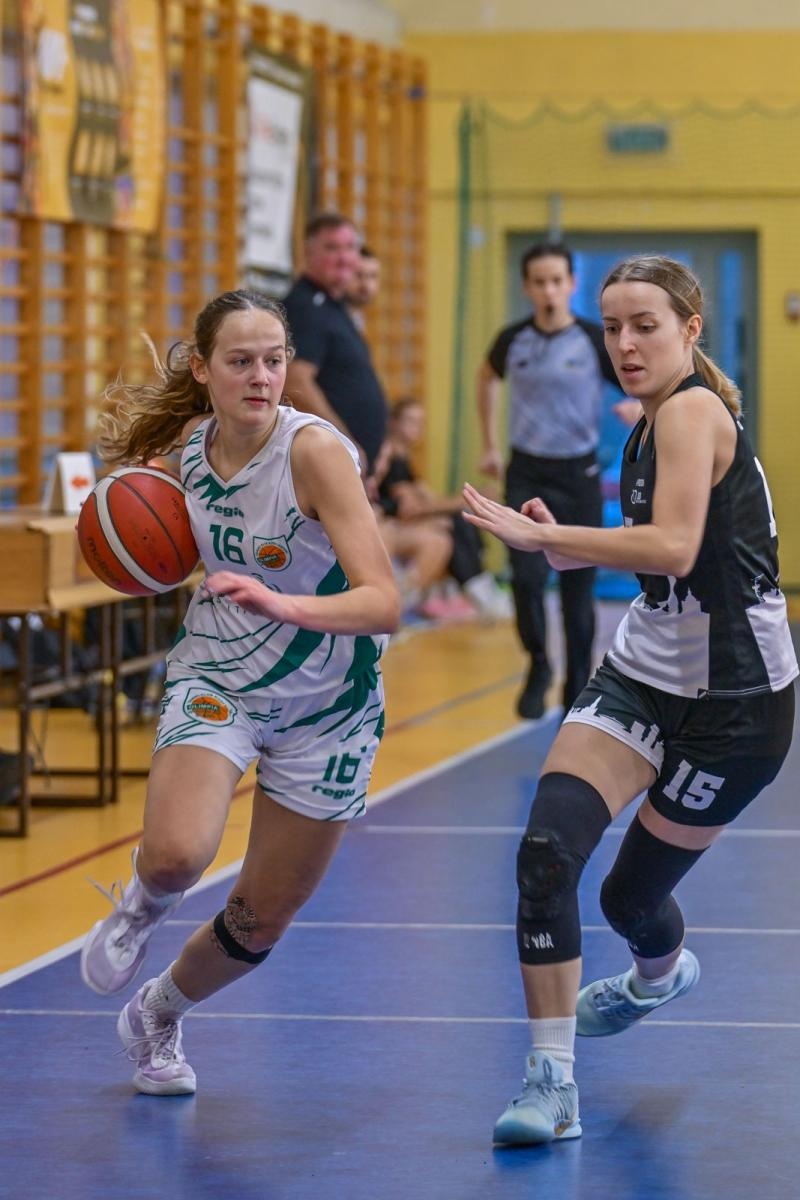 Zdjęcie w galerii na portalu naszwodzislaw.com: Koszykarki ŻKK Olimpia stawiły czoła liderowi tabeli.Zapowiedź postępu mimo porażki [FOTO] wiadomości z regionu