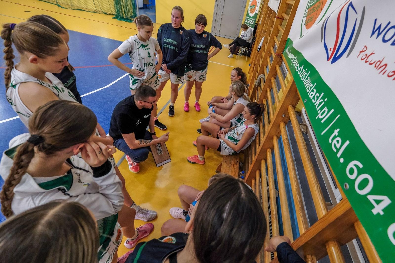 Zdjęcie w galerii na portalu naszwodzislaw.com: Koszykarki ŻKK Olimpia stawiły czoła liderowi tabeli.Zapowiedź postępu mimo porażki [FOTO] wiadomości z regionu