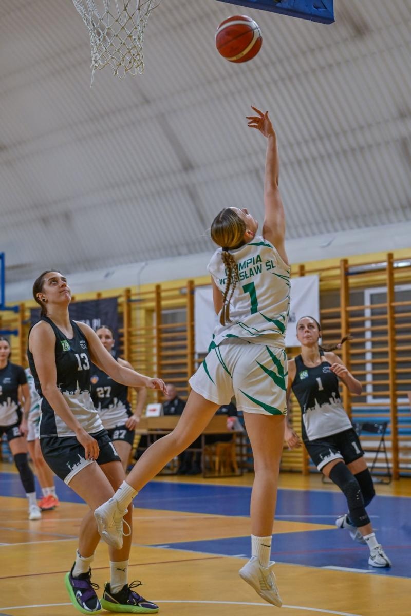 Zdjęcie w galerii na portalu naszwodzislaw.com: Koszykarki ŻKK Olimpia stawiły czoła liderowi tabeli.Zapowiedź postępu mimo porażki [FOTO] wiadomości z regionu