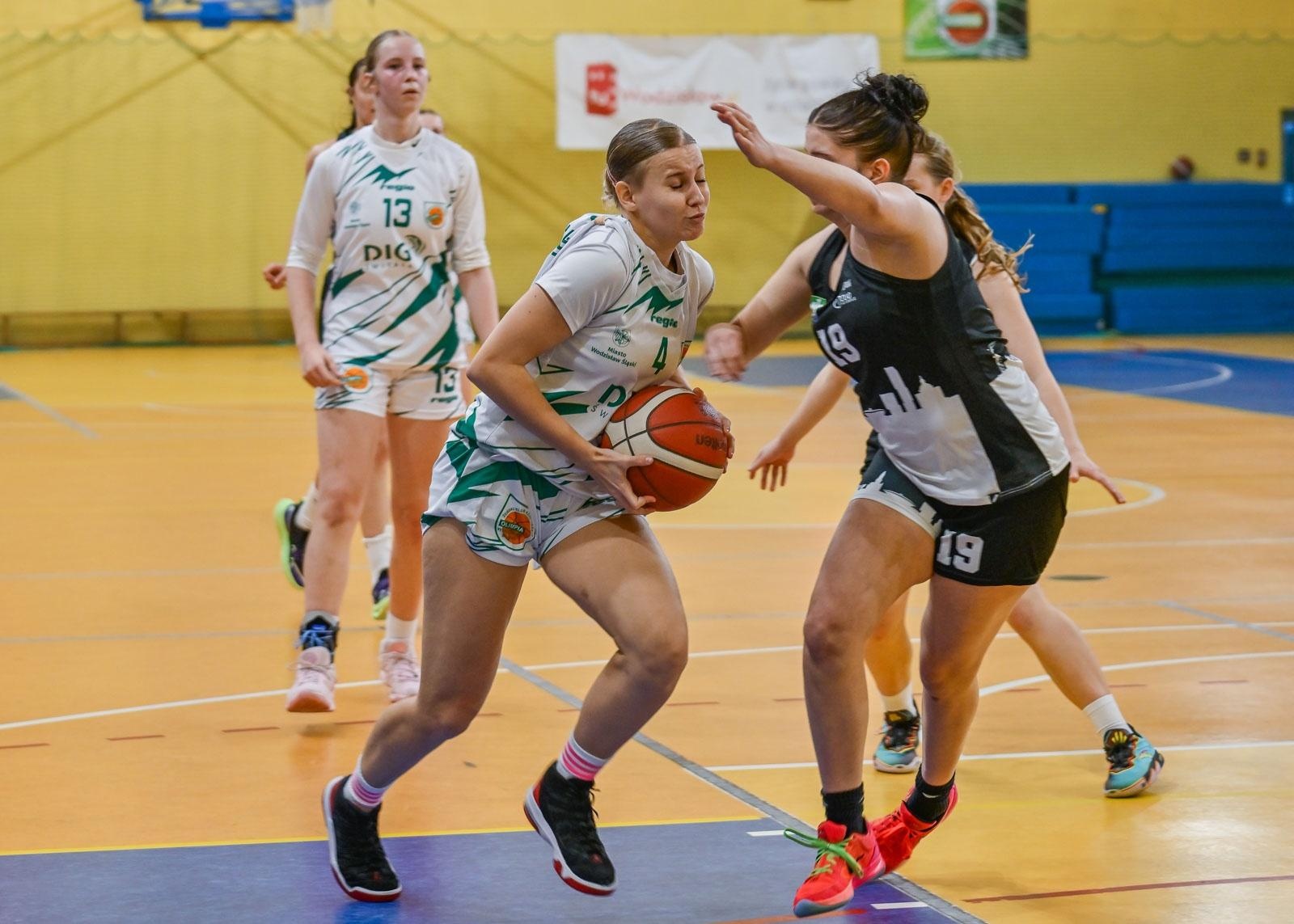 Zdjęcie w galerii na portalu naszwodzislaw.com: Koszykarki ŻKK Olimpia stawiły czoła liderowi tabeli.Zapowiedź postępu mimo porażki [FOTO] wiadomości z regionu