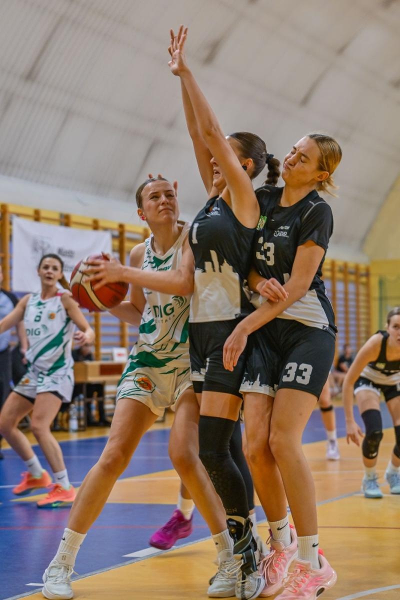 Zdjęcie w galerii na portalu naszwodzislaw.com: Koszykarki ŻKK Olimpia stawiły czoła liderowi tabeli.Zapowiedź postępu mimo porażki [FOTO] wiadomości z regionu