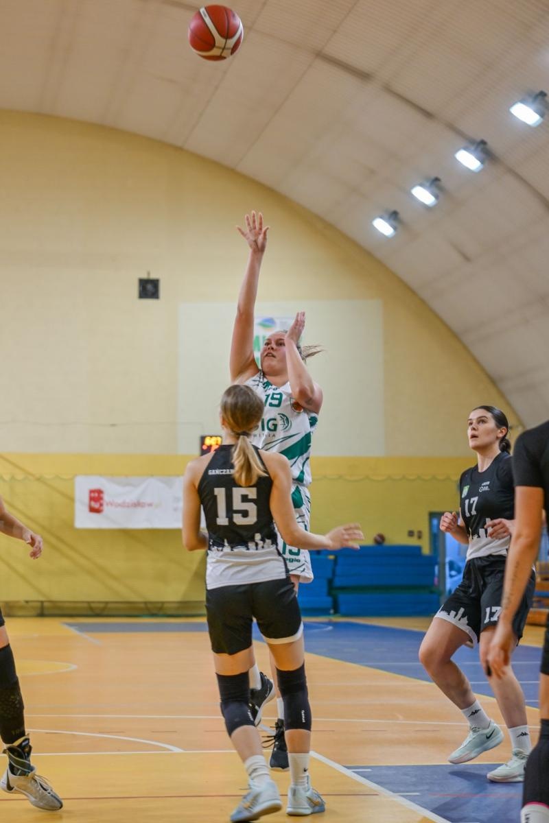 Zdjęcie w galerii na portalu naszwodzislaw.com: Koszykarki ŻKK Olimpia stawiły czoła liderowi tabeli.Zapowiedź postępu mimo porażki [FOTO] wiadomości z regionu