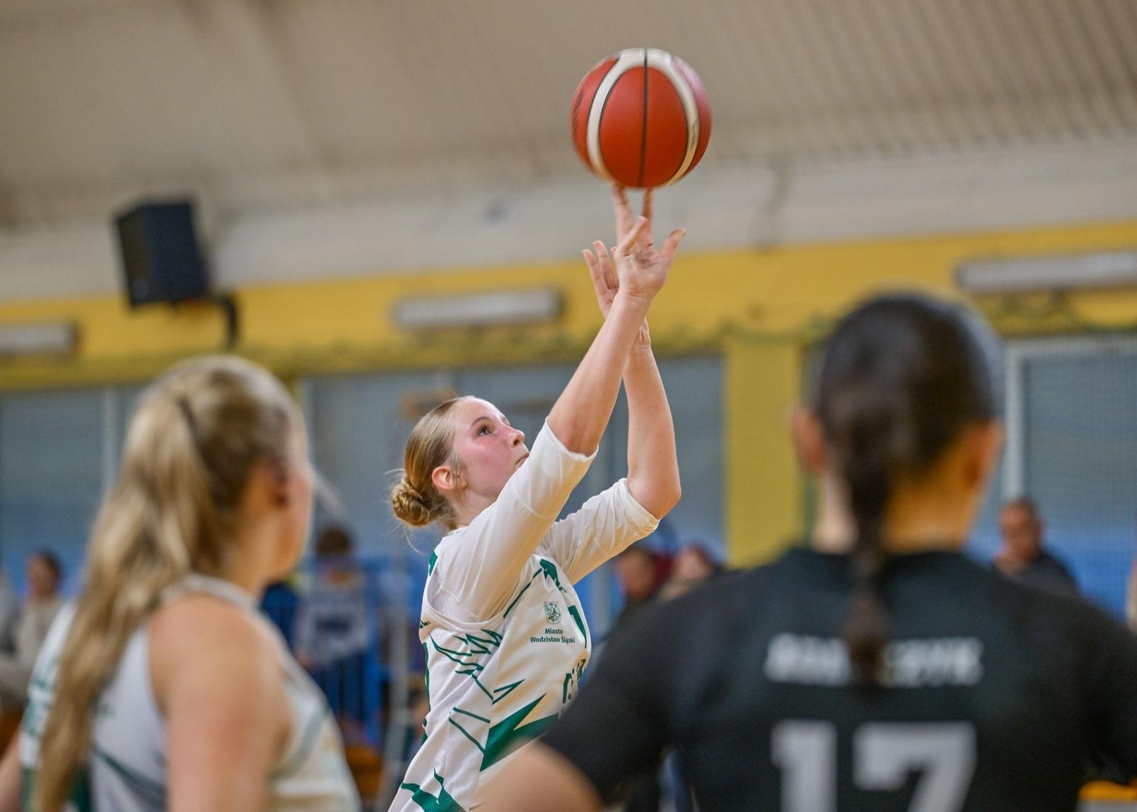 Zdjęcie w galerii na portalu naszwodzislaw.com: Koszykarki ŻKK Olimpia stawiły czoła liderowi tabeli.Zapowiedź postępu mimo porażki [FOTO] wiadomości z regionu