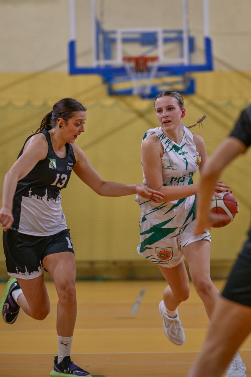 Zdjęcie w galerii na portalu naszwodzislaw.com: Koszykarki ŻKK Olimpia stawiły czoła liderowi tabeli.Zapowiedź postępu mimo porażki [FOTO] wiadomości z regionu