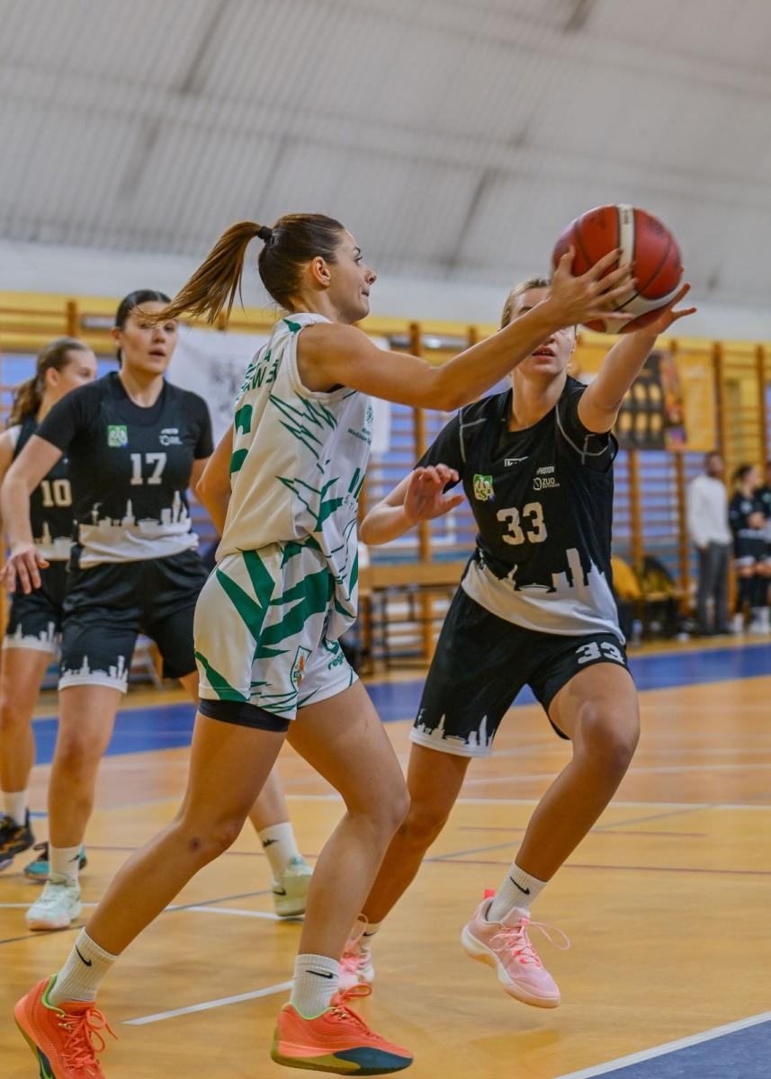 Zdjęcie w galerii na portalu naszwodzislaw.com: Koszykarki ŻKK Olimpia stawiły czoła liderowi tabeli.Zapowiedź postępu mimo porażki [FOTO] wiadomości z regionu