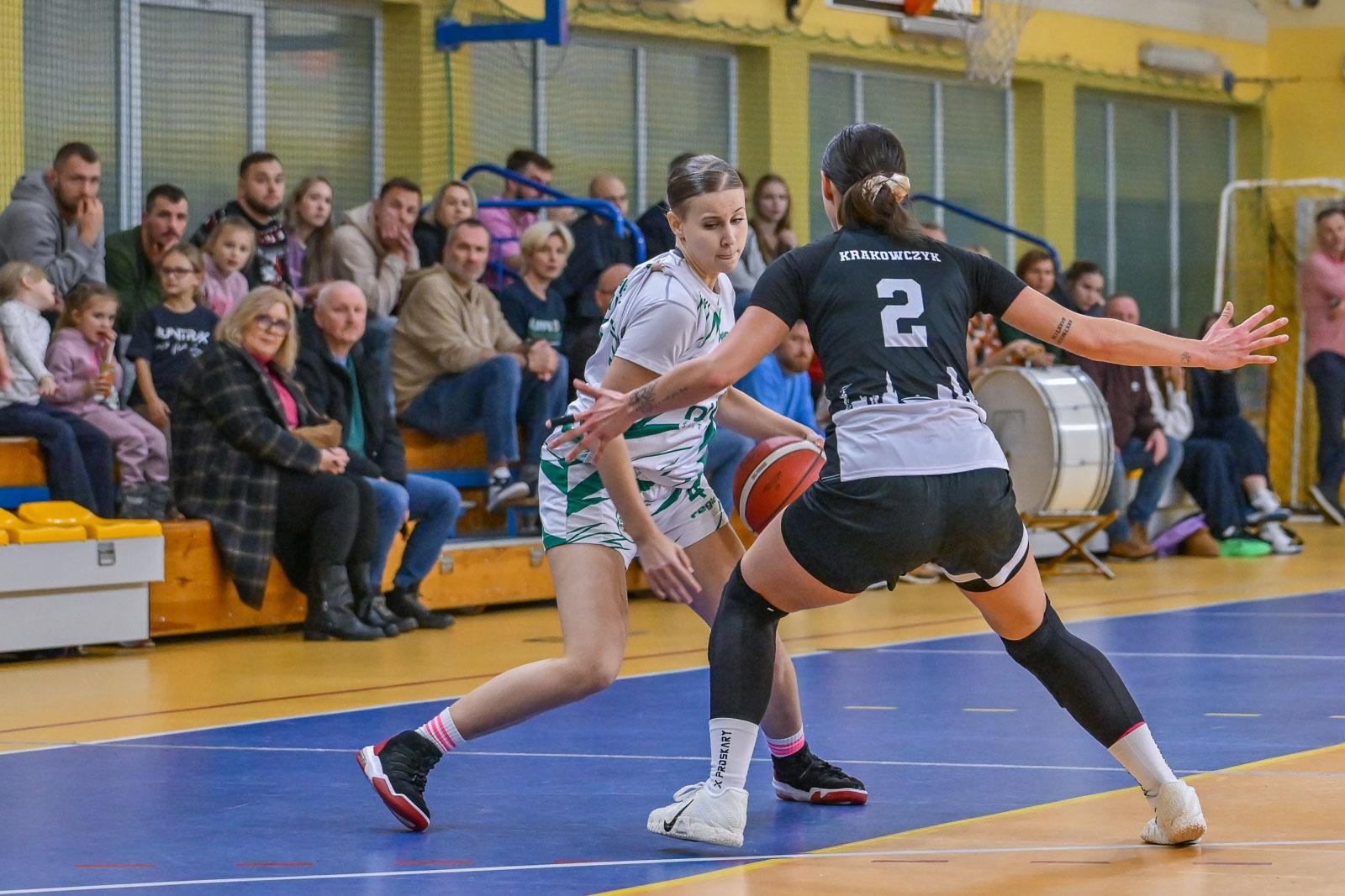 Zdjęcie w galerii na portalu naszwodzislaw.com: Koszykarki ŻKK Olimpia stawiły czoła liderowi tabeli.Zapowiedź postępu mimo porażki [FOTO] wiadomości z regionu