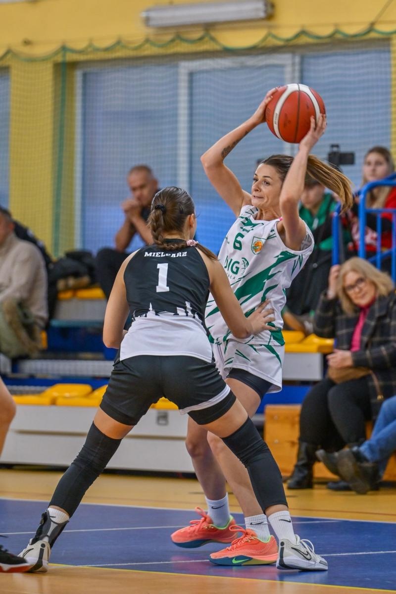 Zdjęcie w galerii na portalu naszwodzislaw.com: Koszykarki ŻKK Olimpia stawiły czoła liderowi tabeli.Zapowiedź postępu mimo porażki [FOTO] wiadomości z regionu