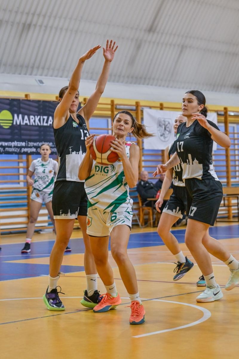 Zdjęcie w galerii na portalu naszwodzislaw.com: Koszykarki ŻKK Olimpia stawiły czoła liderowi tabeli.Zapowiedź postępu mimo porażki [FOTO] wiadomości z regionu