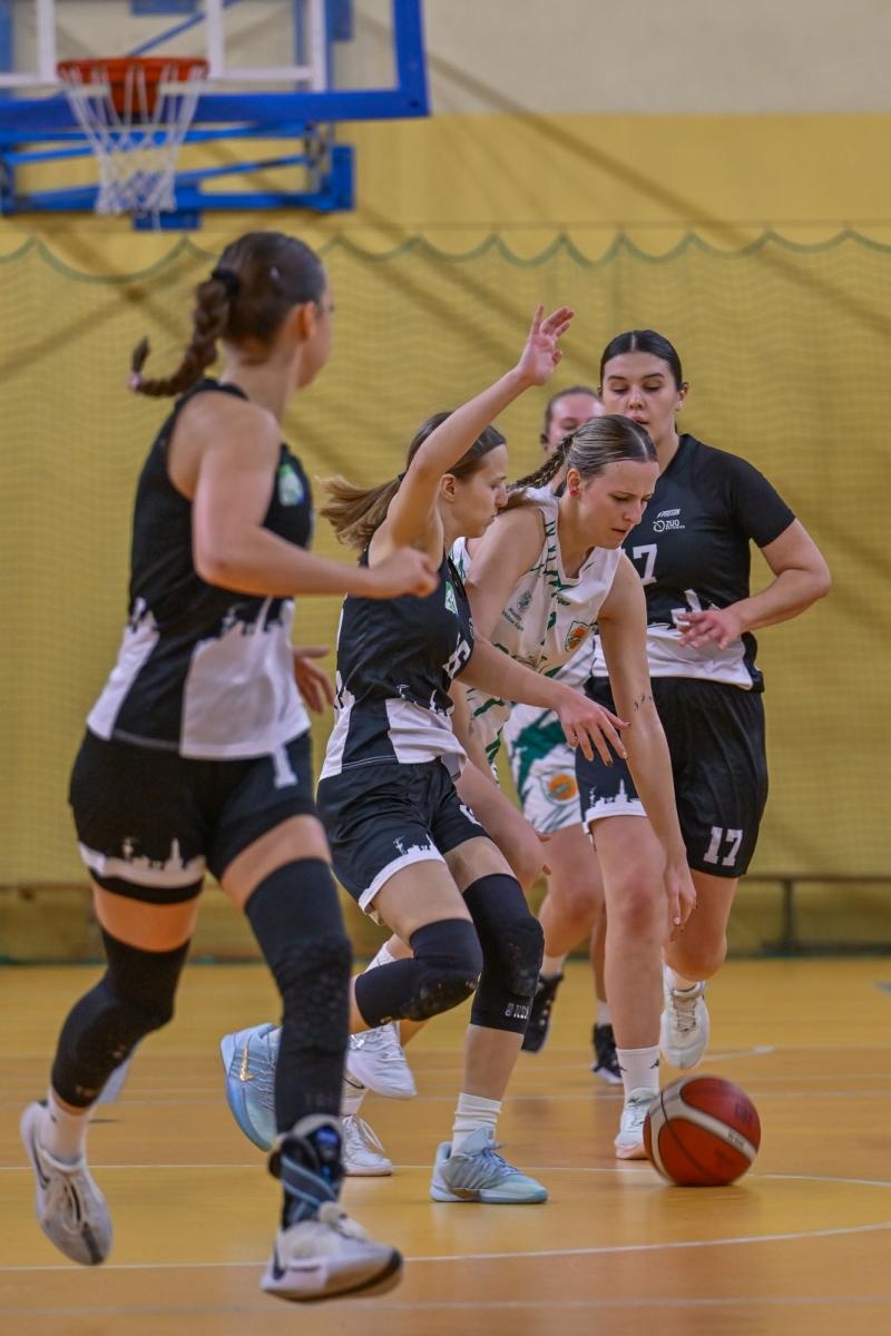 Zdjęcie w galerii na portalu naszwodzislaw.com: Koszykarki ŻKK Olimpia stawiły czoła liderowi tabeli.Zapowiedź postępu mimo porażki [FOTO] wiadomości z regionu