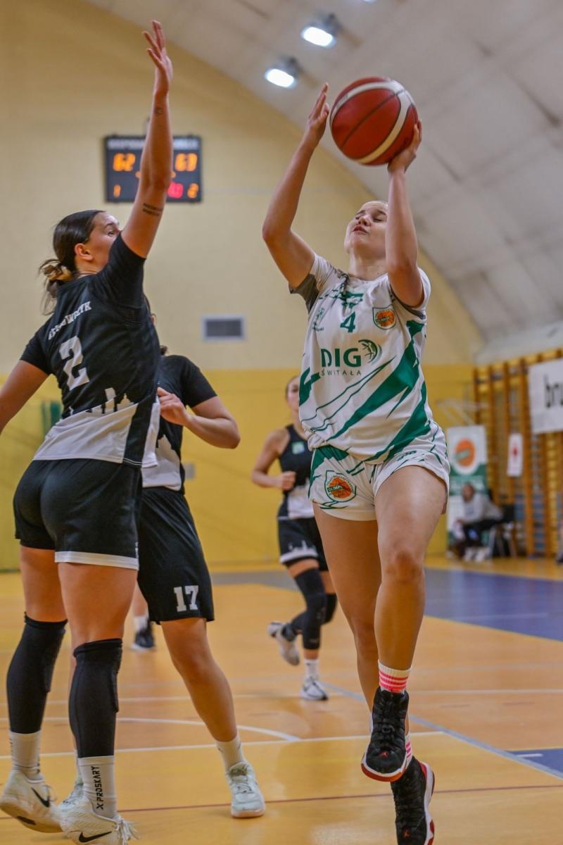 Zdjęcie w galerii na portalu naszwodzislaw.com: Koszykarki ŻKK Olimpia stawiły czoła liderowi tabeli.Zapowiedź postępu mimo porażki [FOTO] wiadomości z regionu