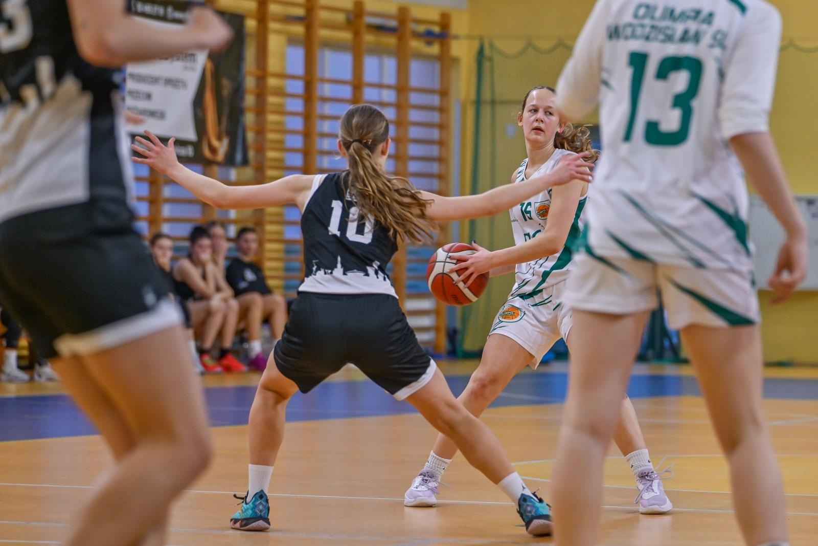 Zdjęcie w galerii na portalu naszwodzislaw.com: Koszykarki ŻKK Olimpia stawiły czoła liderowi tabeli.Zapowiedź postępu mimo porażki [FOTO] wiadomości z regionu