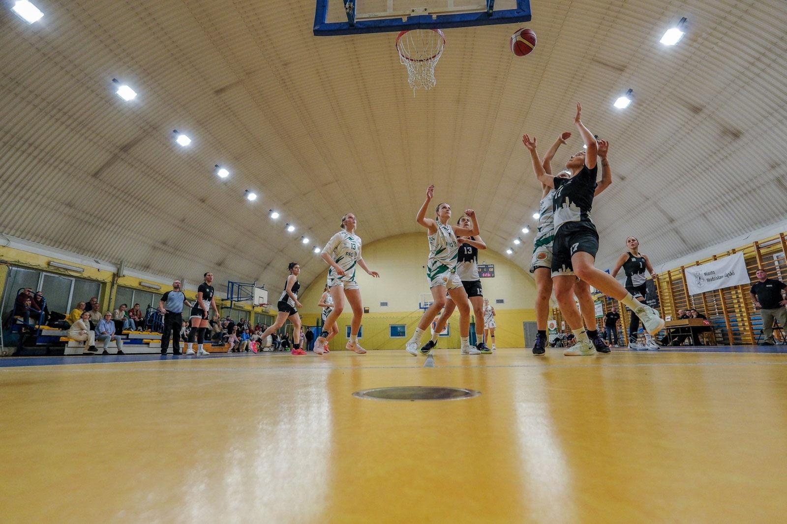 Zdjęcie w galerii na portalu naszwodzislaw.com: Koszykarki ŻKK Olimpia stawiły czoła liderowi tabeli.Zapowiedź postępu mimo porażki [FOTO] wiadomości z regionu