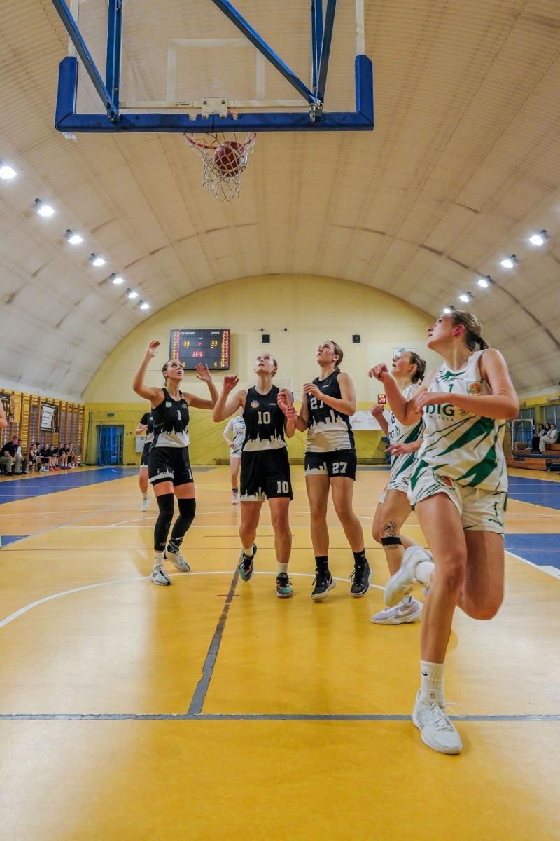 Zdjęcie w galerii na portalu naszwodzislaw.com: Koszykarki ŻKK Olimpia stawiły czoła liderowi tabeli.Zapowiedź postępu mimo porażki [FOTO] wiadomości z regionu
