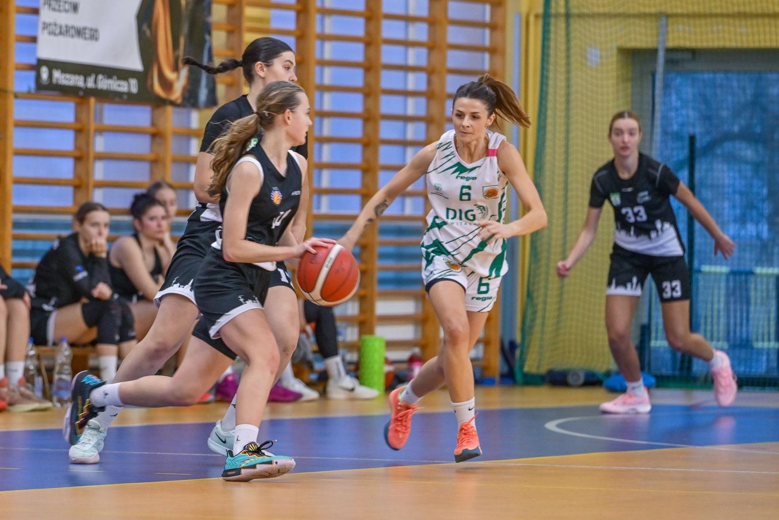 Zdjęcie w galerii na portalu naszwodzislaw.com: Koszykarki ŻKK Olimpia stawiły czoła liderowi tabeli.Zapowiedź postępu mimo porażki [FOTO] wiadomości z regionu