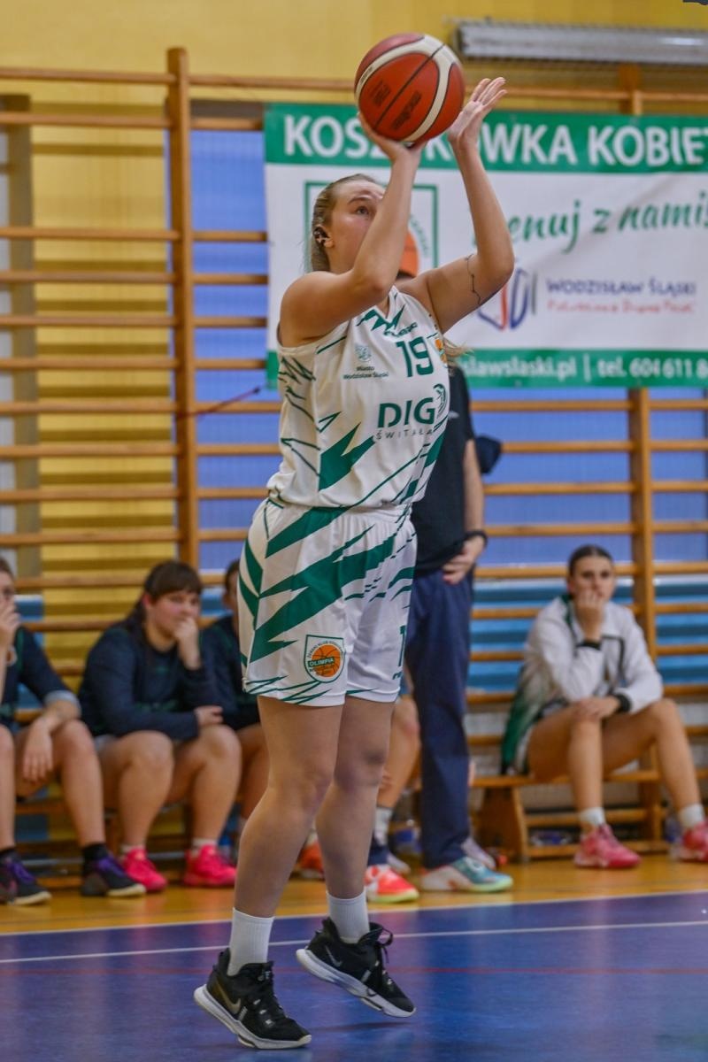 Zdjęcie w galerii na portalu naszwodzislaw.com: Koszykarki ŻKK Olimpia stawiły czoła liderowi tabeli.Zapowiedź postępu mimo porażki [FOTO] wiadomości z regionu