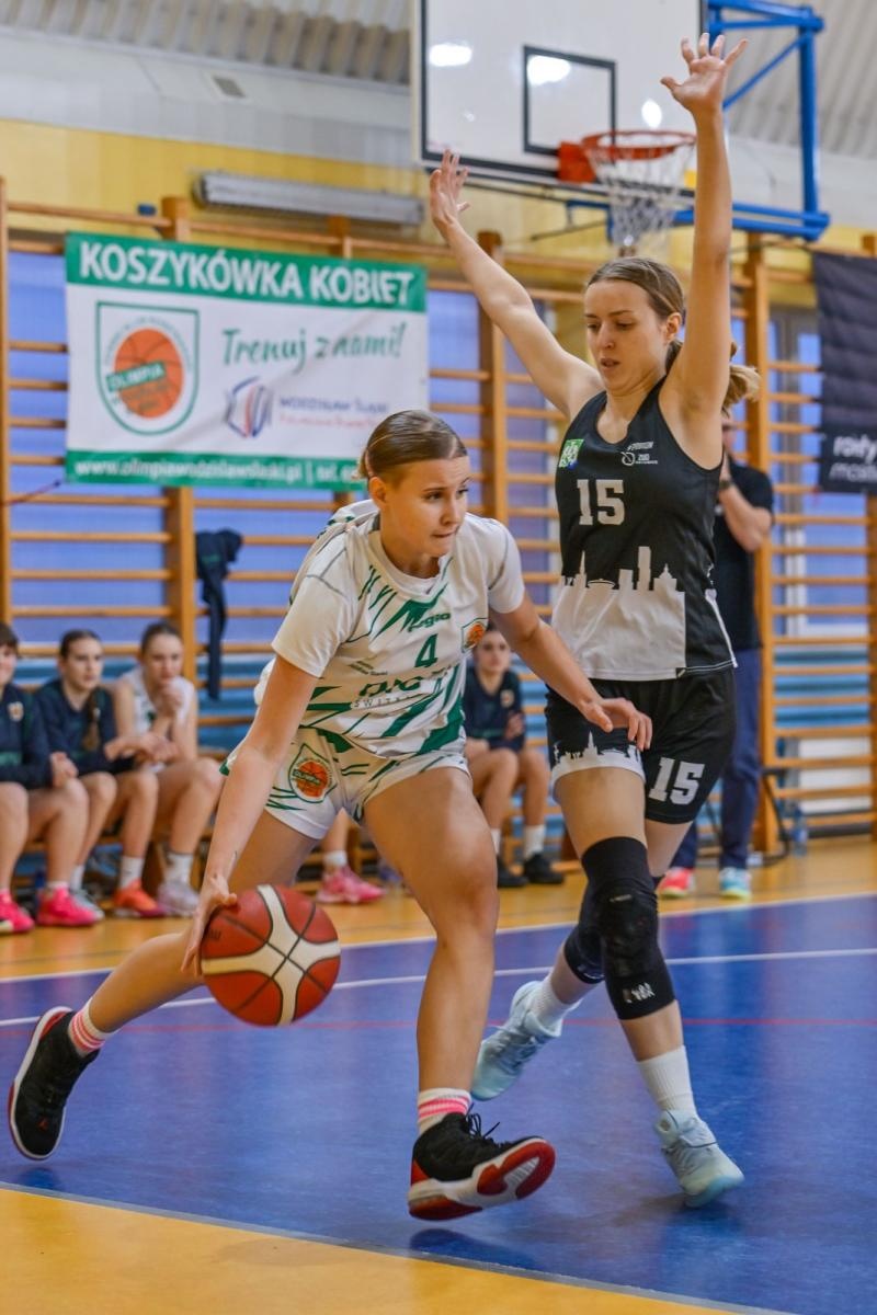 Zdjęcie w galerii na portalu naszwodzislaw.com: Koszykarki ŻKK Olimpia stawiły czoła liderowi tabeli.Zapowiedź postępu mimo porażki [FOTO] wiadomości z regionu
