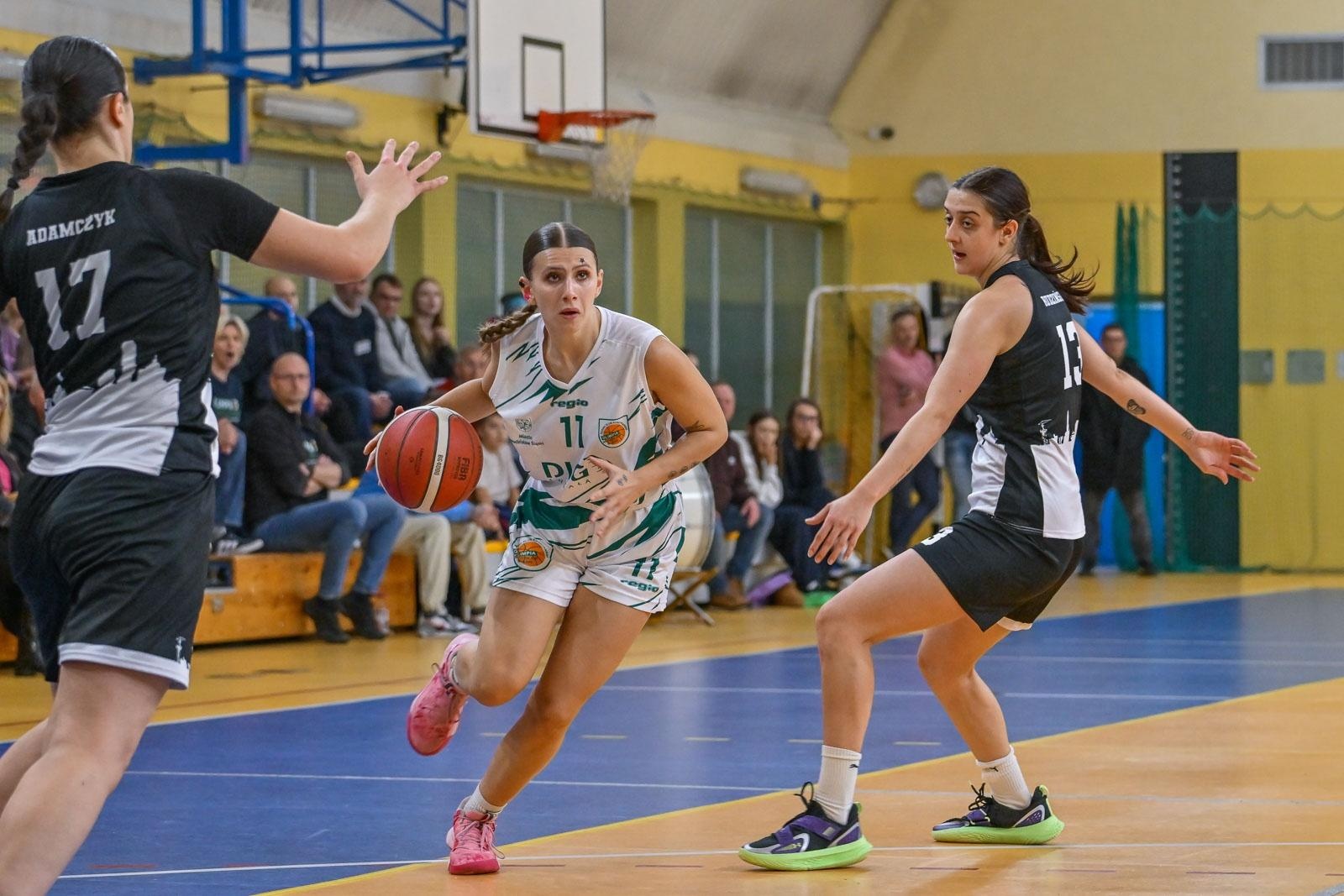 Zdjęcie w galerii na portalu naszwodzislaw.com: Koszykarki ŻKK Olimpia stawiły czoła liderowi tabeli.Zapowiedź postępu mimo porażki [FOTO] wiadomości z regionu