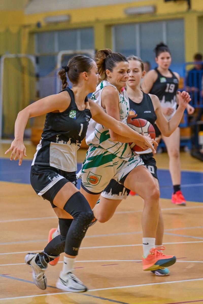 Zdjęcie w galerii na portalu naszwodzislaw.com: Koszykarki ŻKK Olimpia stawiły czoła liderowi tabeli.Zapowiedź postępu mimo porażki [FOTO] wiadomości z regionu