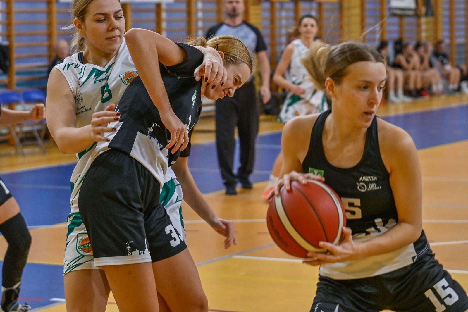 Zdjęcie w galerii na portalu naszwodzislaw.com: Koszykarki ŻKK Olimpia stawiły czoła liderowi tabeli.Zapowiedź postępu mimo porażki [FOTO] wiadomości z regionu