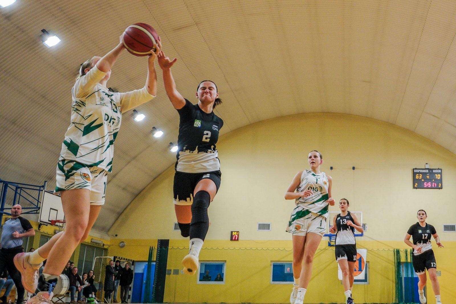Zdjęcie w galerii na portalu naszwodzislaw.com: Koszykarki ŻKK Olimpia stawiły czoła liderowi tabeli.Zapowiedź postępu mimo porażki [FOTO] wiadomości z regionu