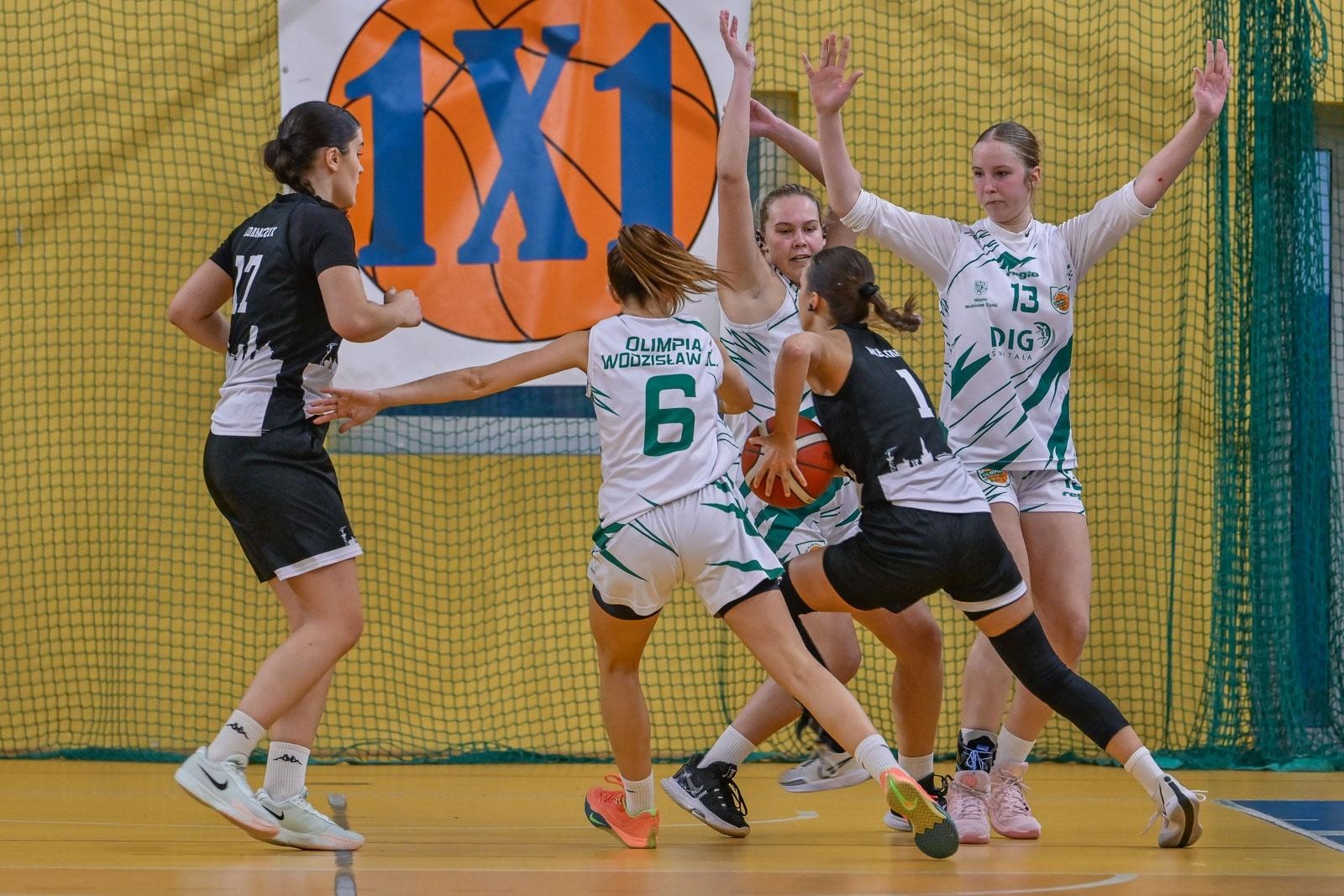 Zdjęcie w galerii na portalu naszwodzislaw.com: Koszykarki ŻKK Olimpia stawiły czoła liderowi tabeli.Zapowiedź postępu mimo porażki [FOTO] wiadomości z regionu