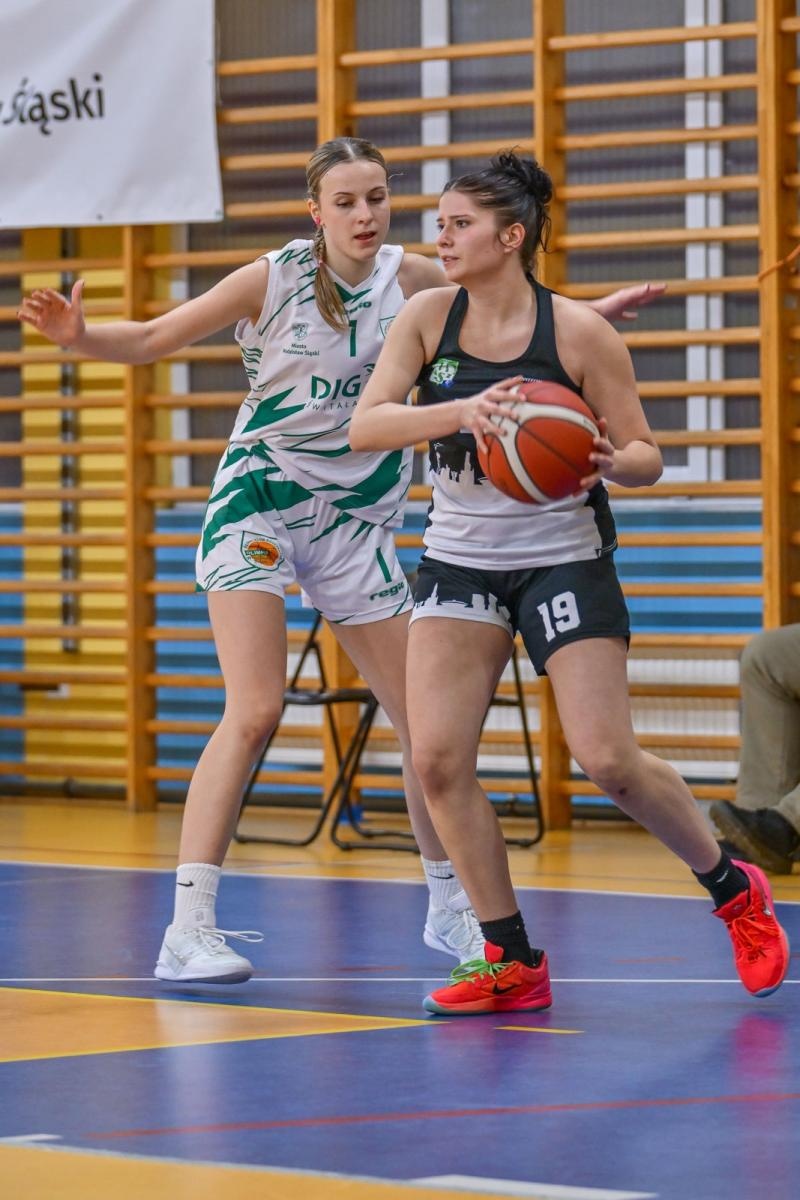 Zdjęcie w galerii na portalu naszwodzislaw.com: Koszykarki ŻKK Olimpia stawiły czoła liderowi tabeli.Zapowiedź postępu mimo porażki [FOTO] wiadomości z regionu