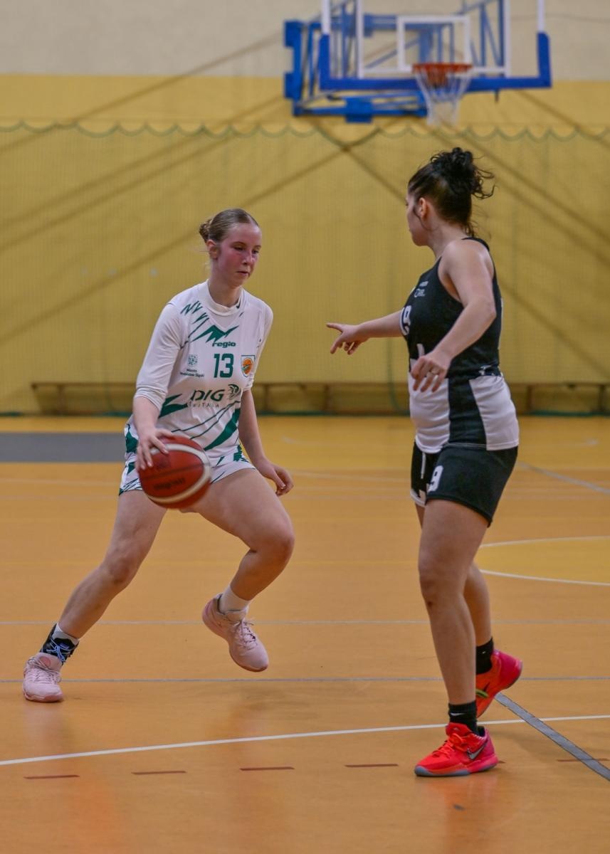 Zdjęcie w galerii na portalu naszwodzislaw.com: Koszykarki ŻKK Olimpia stawiły czoła liderowi tabeli.Zapowiedź postępu mimo porażki [FOTO] wiadomości z regionu