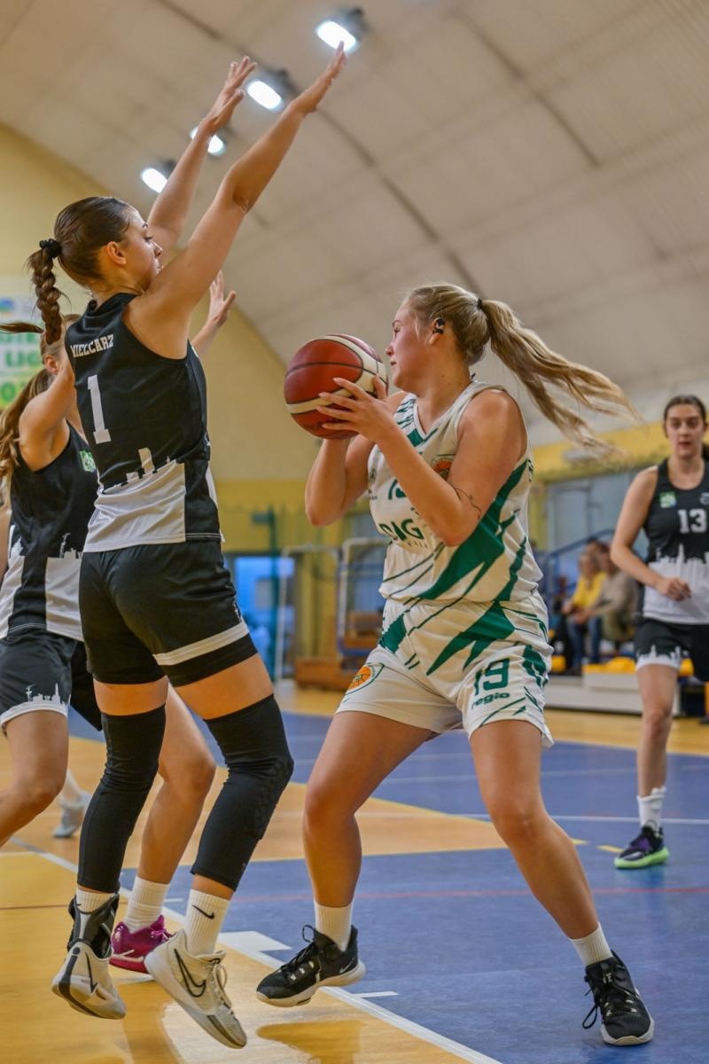 Zdjęcie w galerii na portalu naszwodzislaw.com: Koszykarki ŻKK Olimpia stawiły czoła liderowi tabeli.Zapowiedź postępu mimo porażki [FOTO] wiadomości z regionu