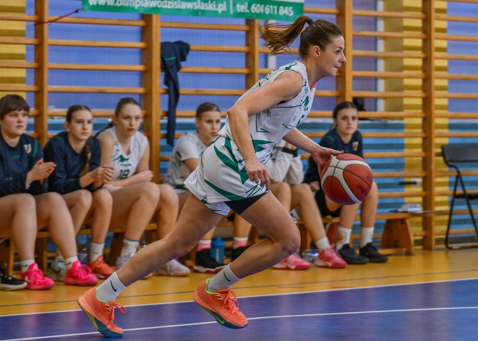 Zdjęcie w galerii na portalu naszwodzislaw.com: Koszykarki ŻKK Olimpia stawiły czoła liderowi tabeli.Zapowiedź postępu mimo porażki [FOTO] wiadomości z regionu