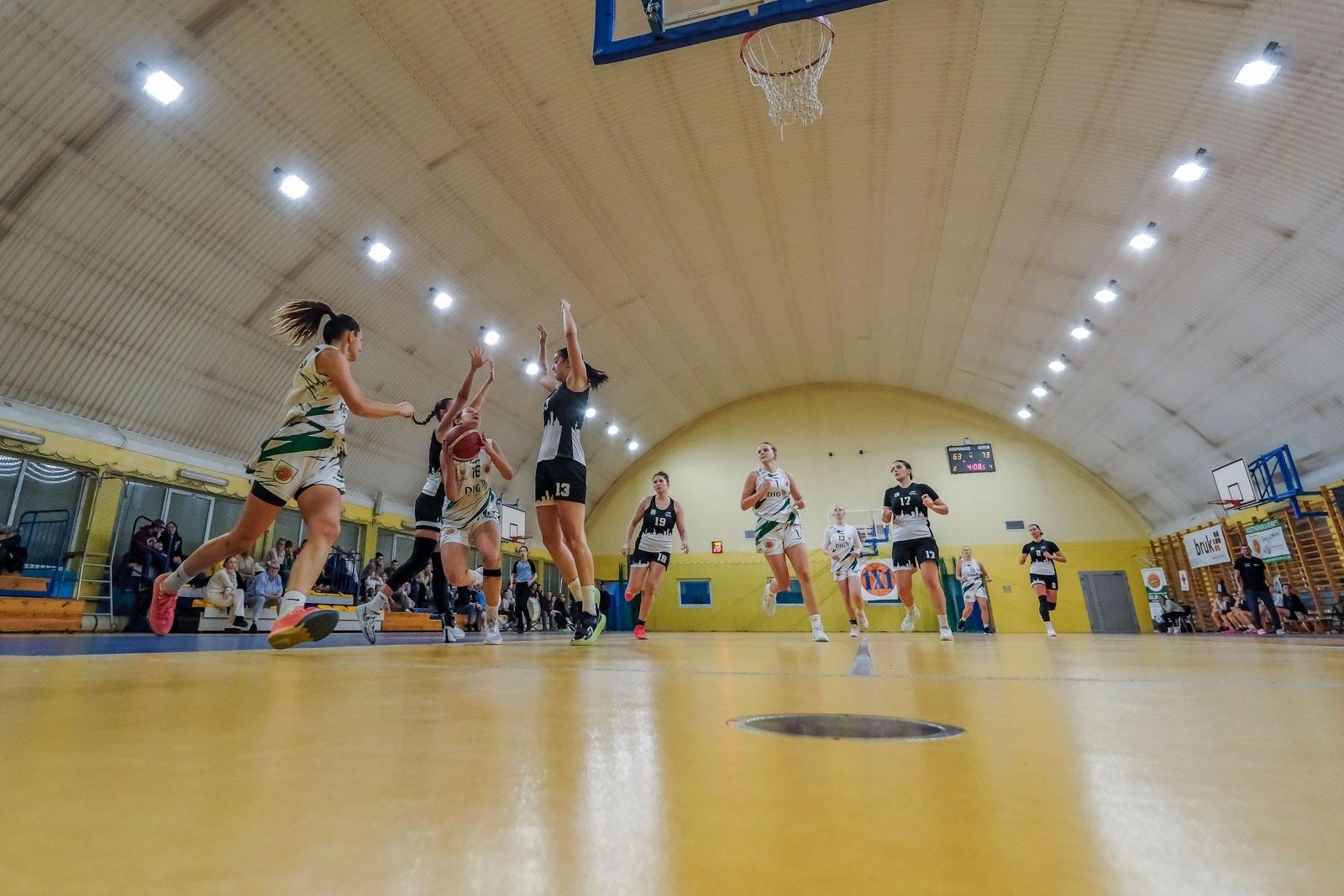 Zdjęcie w galerii na portalu naszwodzislaw.com: Koszykarki ŻKK Olimpia stawiły czoła liderowi tabeli.Zapowiedź postępu mimo porażki [FOTO] wiadomości z regionu