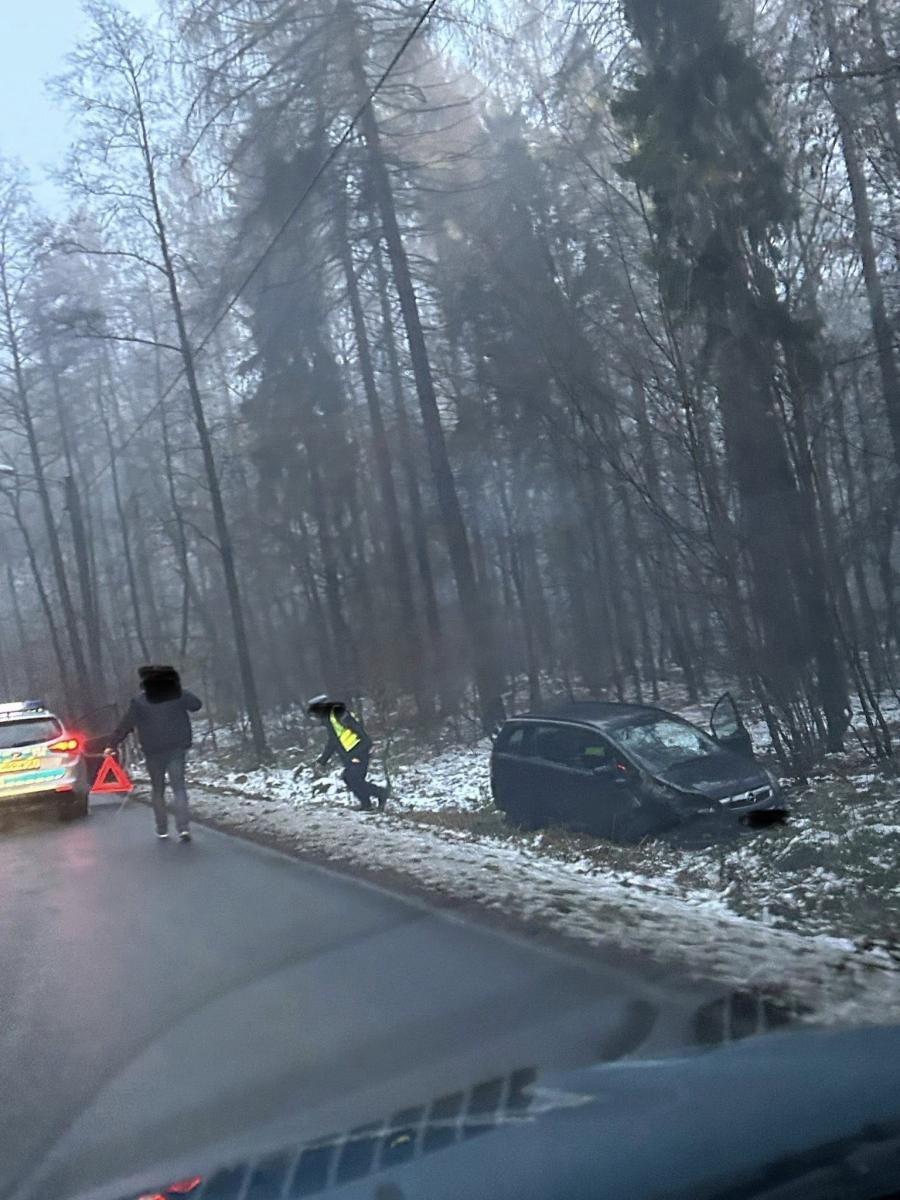 Zdjęcie w galerii na portalu naszwodzislaw.com: Poranna kolizja opla i citroena na ul. Grodzisko wiadomości z regionu