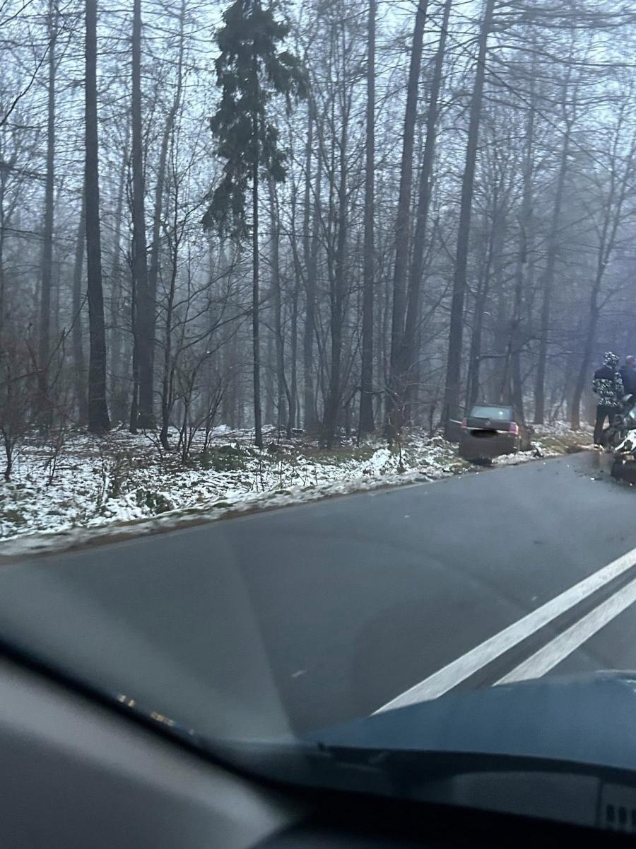 Zdjęcie w galerii na portalu naszwodzislaw.com: Poranna kolizja opla i citroena na ul. Grodzisko wiadomości z regionu