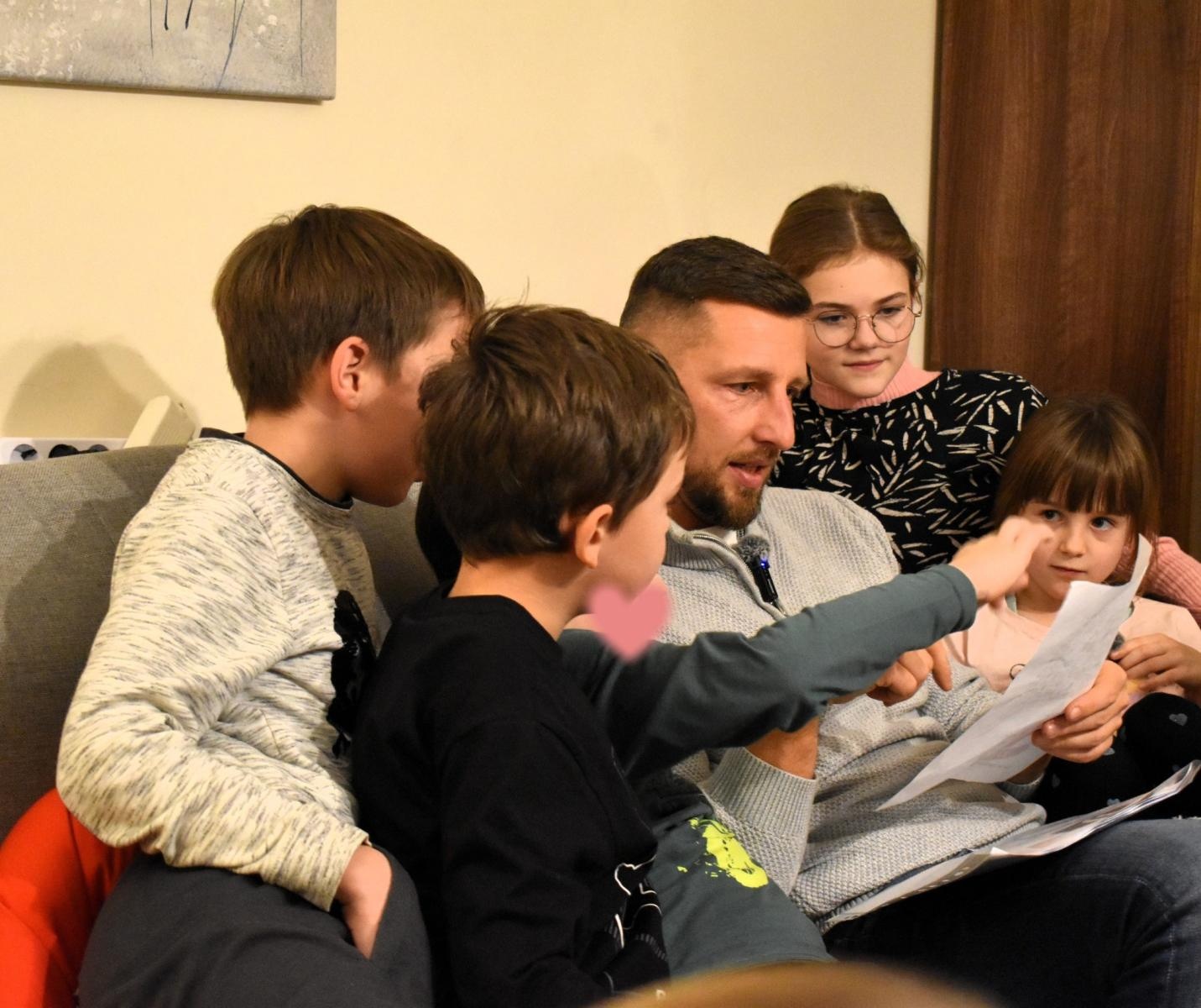 Zdjęcie w galerii na portalu naszwodzislaw.com: Futbolowy król strzelców w gościnie u rodziny zastępczej. Kamil Wilczek ambasadorem akcji #DzieńzRodzinąZastępczą wiadomości z regionu