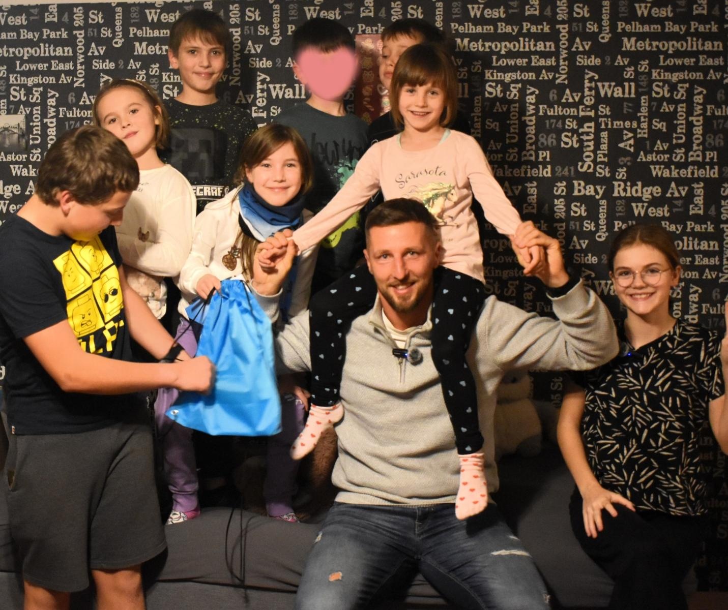 Zdjęcie w galerii na portalu naszwodzislaw.com: Futbolowy król strzelców w gościnie u rodziny zastępczej. Kamil Wilczek ambasadorem akcji #DzieńzRodzinąZastępczą wiadomości z regionu