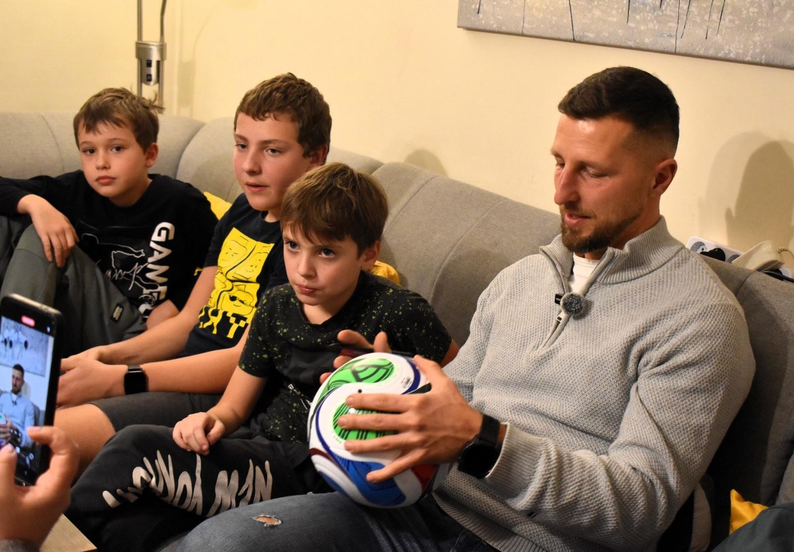 Zdjęcie w galerii na portalu naszwodzislaw.com: Futbolowy król strzelców w gościnie u rodziny zastępczej. Kamil Wilczek ambasadorem akcji #DzieńzRodzinąZastępczą wiadomości z regionu