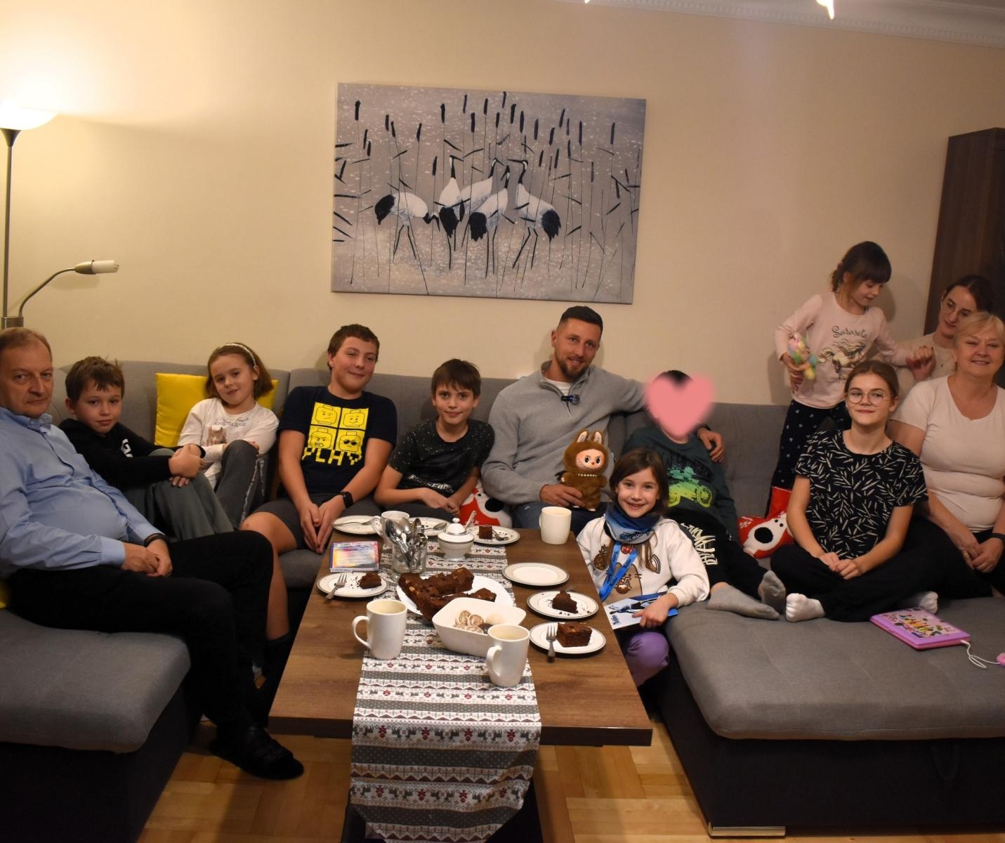 Zdjęcie w galerii na portalu naszwodzislaw.com: Futbolowy król strzelców w gościnie u rodziny zastępczej. Kamil Wilczek ambasadorem akcji #DzieńzRodzinąZastępczą wiadomości z regionu