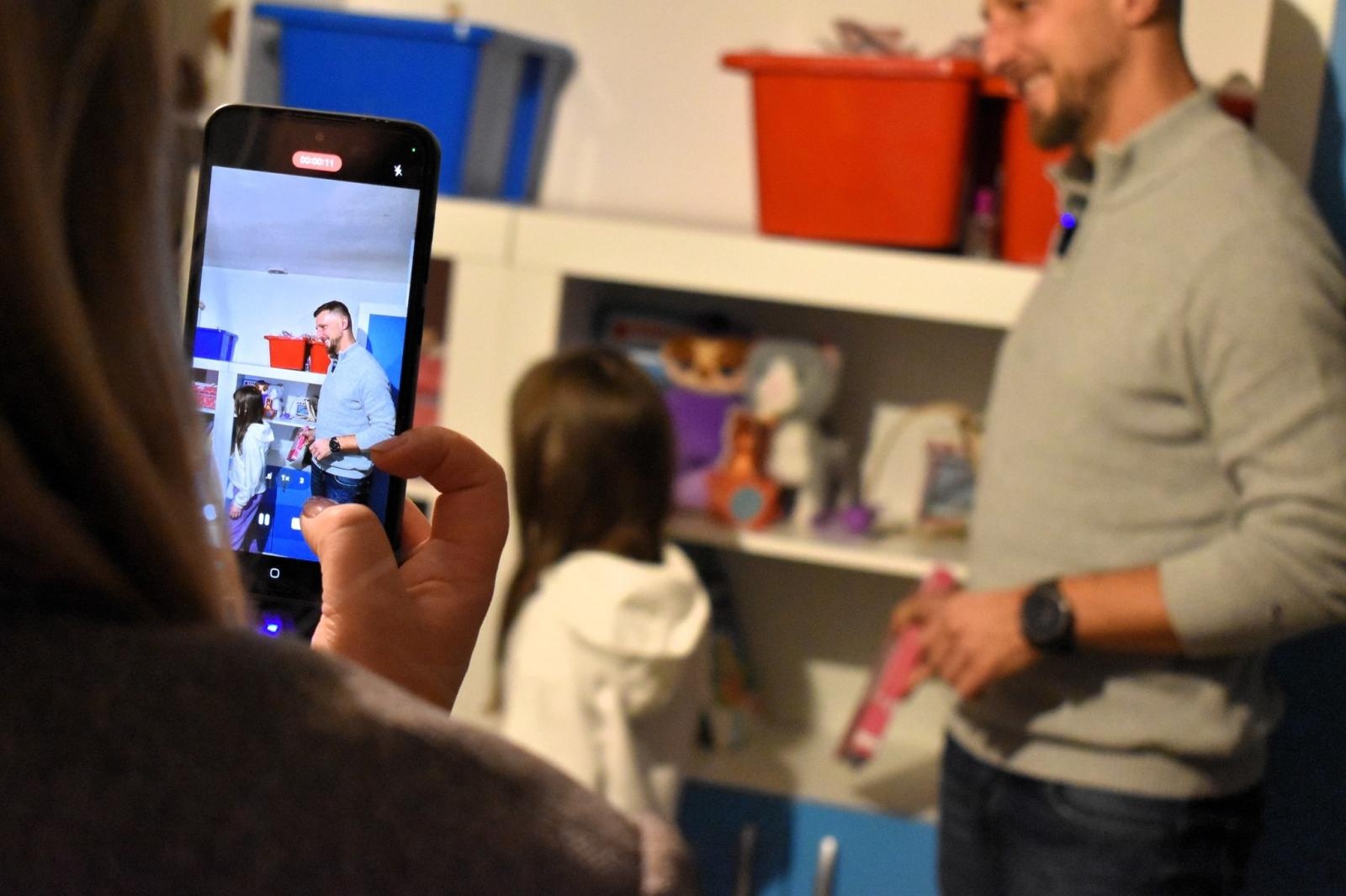 Zdjęcie w galerii na portalu naszwodzislaw.com: Futbolowy król strzelców w gościnie u rodziny zastępczej. Kamil Wilczek ambasadorem akcji #DzieńzRodzinąZastępczą wiadomości z regionu